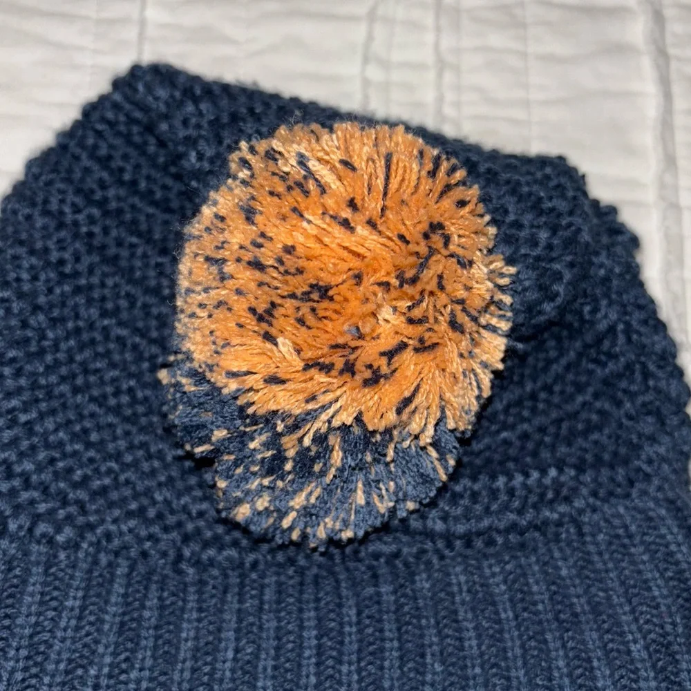 Mountain Hardwear navy knit toboggan/ beanie w/oversized Pom Pom outdoor hippie